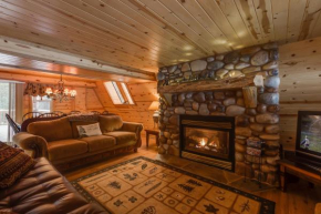 Roger Dodger by KABINO Hot Tub 2 Cabins Big Driveway FirePit WiFi Grill Summer 11 Winter 6 People Max